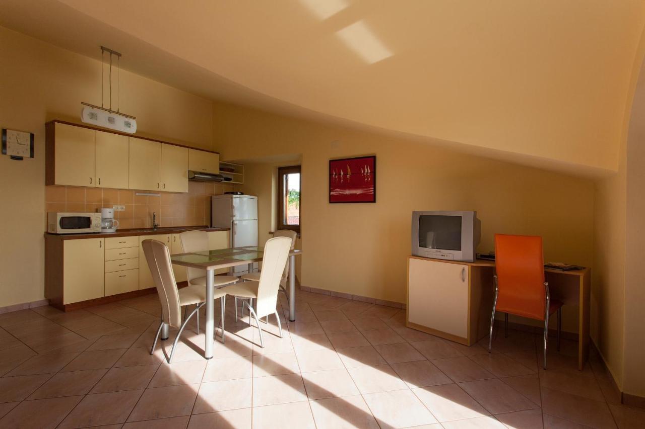 Apartman Vjekoslav 克尔克 外观 照片